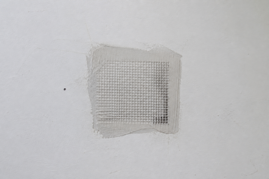 Patch fibre grille colle cavite mur blanc