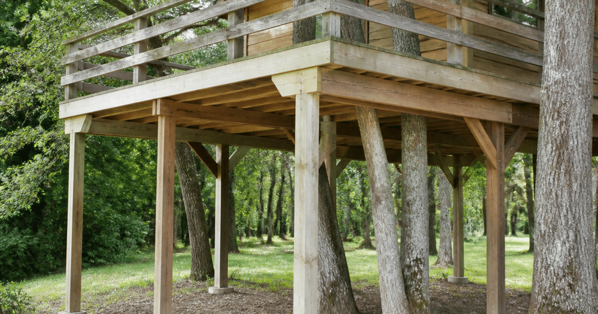 Plateforme surélevée en bois massif soutenue par poteaux