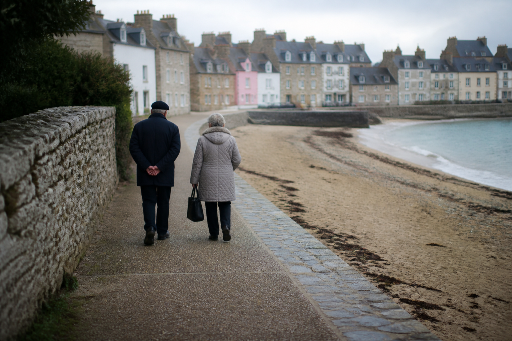 Bourg avec commerces et plage touristique adjacents
