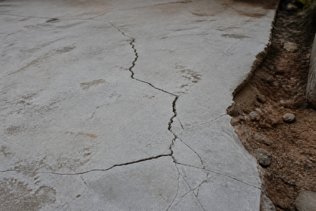 Dalle beton craquee sur terre mal compactee