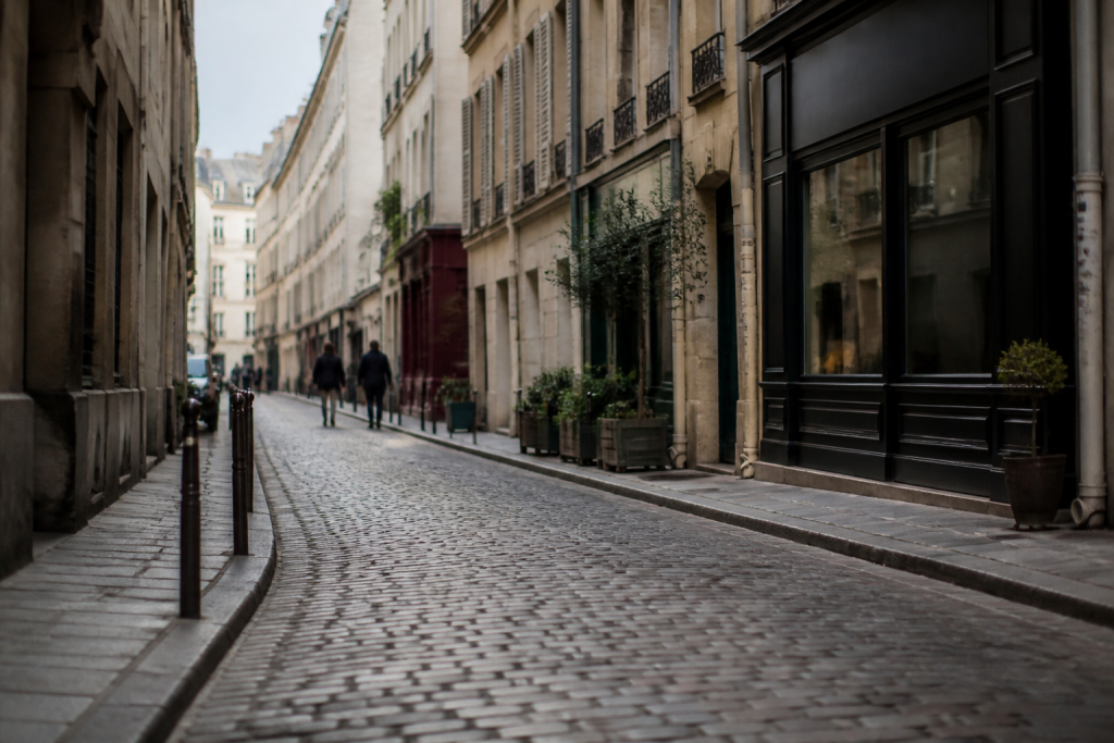 Rue urbaine avec immeubles et facades de commerces