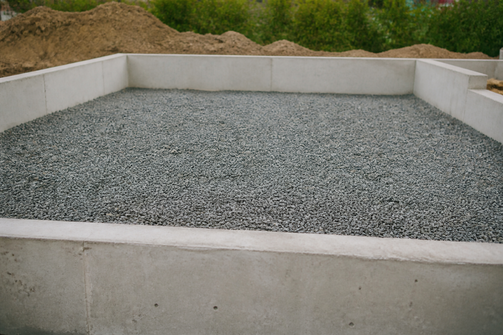 Sol nivele avec lit de gravier et fondations beton