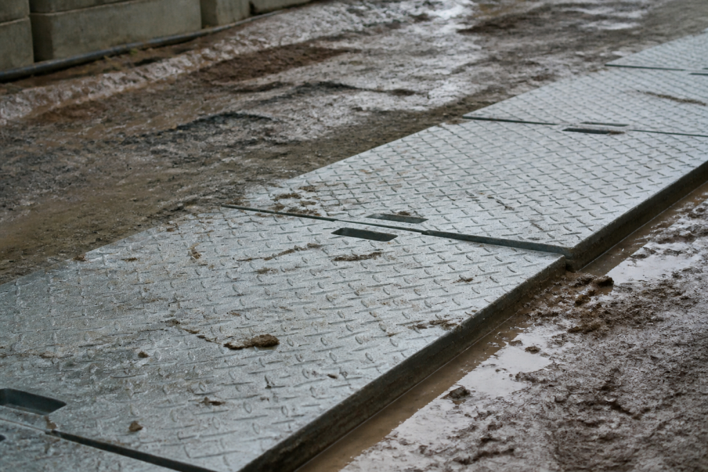 Tapis metallique gris sur sol marron humide construction